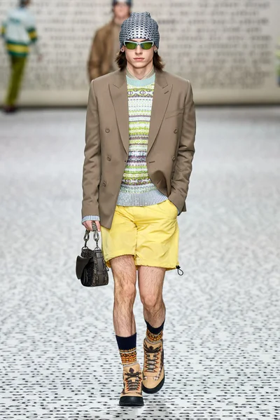 Look 16